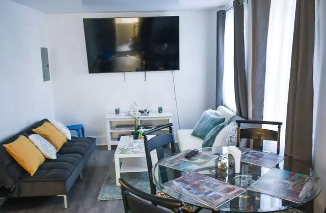 Beautiful Duplex Apt - 4 Br - 75in TV - 1,000 Sq Ft - Philadelphia suburb