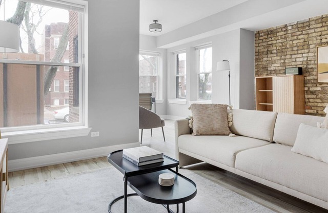 Beautiful Edgewater 2BR nr Loyola & Red Line, by Blueground