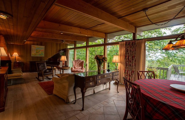 BEAUTIFUL ESTATE OVERLOOKING SCENIC ANN ARBOR & BARTON POND