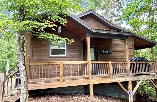 Tranquil Cabin Retreat Near Downtown Murphy - Hot Tub & Fire Pit