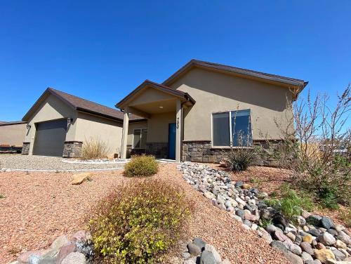 Beautiful Family and Pet-Friendly Home Near National Parks with NEW Hot Tub