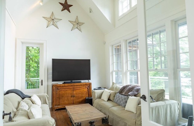 Beautiful Family Cottage on Lake Joseph! Great Proximity! Theatre Room!