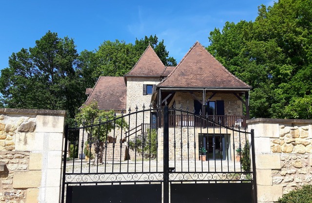 Hermosa casa familiar con piscina privada en una ladera del valle de Dordoña