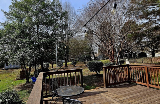 Beautiful Family Friendly Home, with spacious yard, 5 min from theme park!