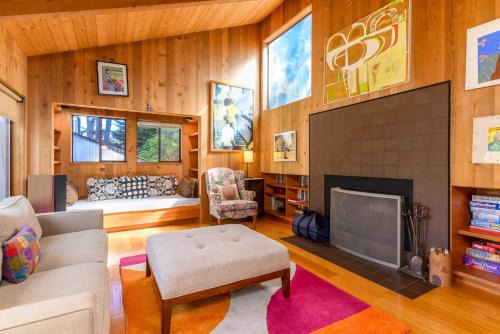 Beautiful Family Home for 6 with Hot Tub in Redwoods