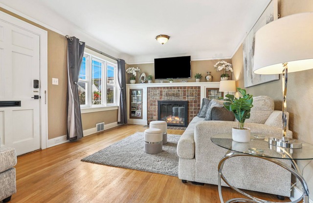 Beautiful Family Home, Location, near the UW Stadium, 5 Beds 2 Bath.