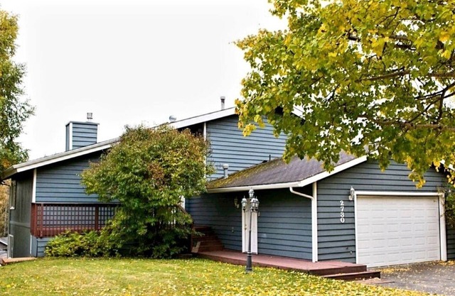 Beautiful Family Home w/gym and sauna- minutes from the airport