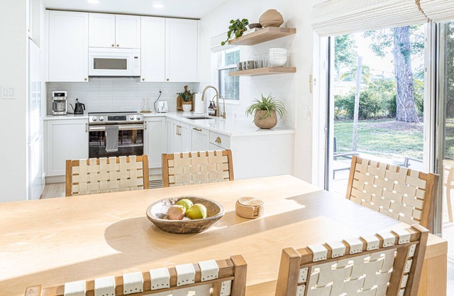 Stylish Couples Family Vacation Home, Long-stay