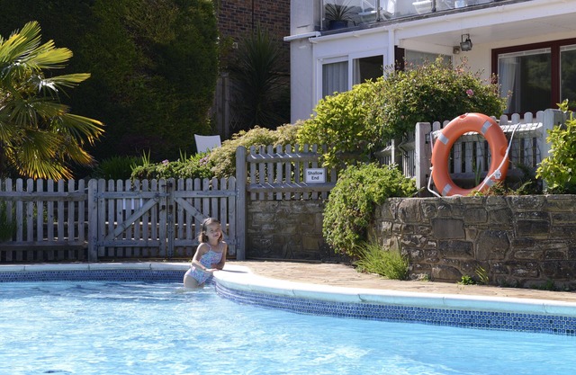 Hermosa casa familiar con piscina y vistas al campo de golf y South Downs
