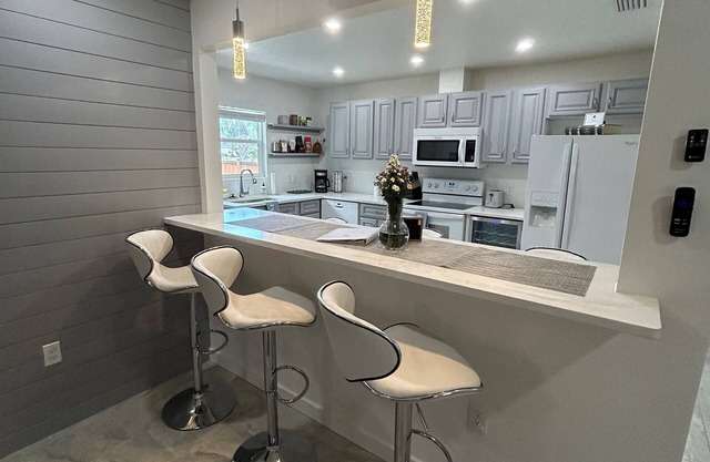 Beautiful Family-sized Home in Sunny Sarasota, Florida with large backyard!