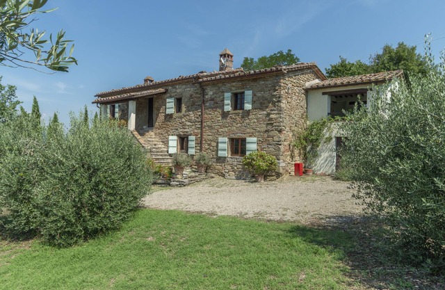 Beautiful farmhouse + pool, a glorious setting in hills behind Lake Trasimeno