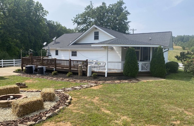 Beautiful farmhouse in the country close to Lake Lure, TIEC, and Biltmore House
