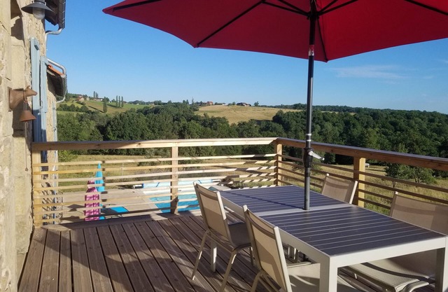 Beautiful Farmhouse in Dordogne Valley, large private Heated Pool, amazing views