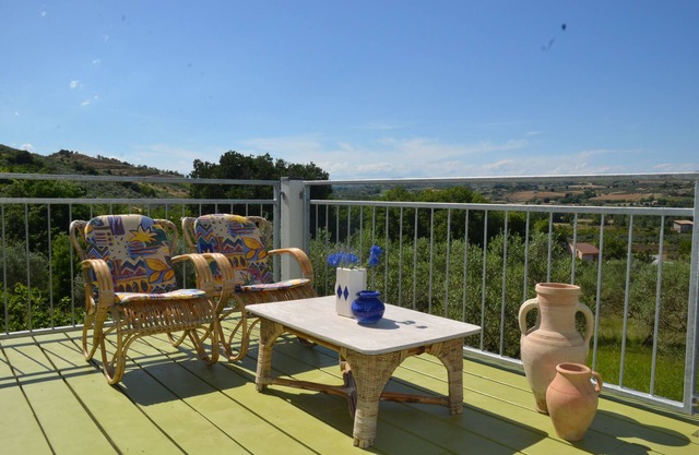 Hermosa casa de campo con 6000 m2, en medio de árboles de vino-frutales y olivos