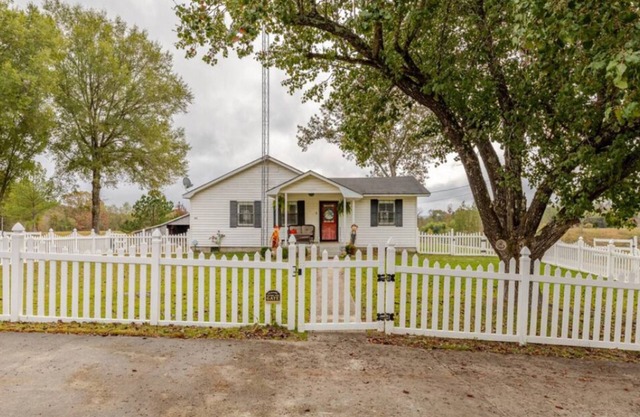 Beautiful farmstay minutes from I-65 and Smith Lake. Plenty of boat parking