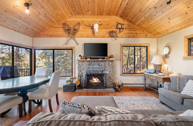 Beautiful forest retreat with stunning views