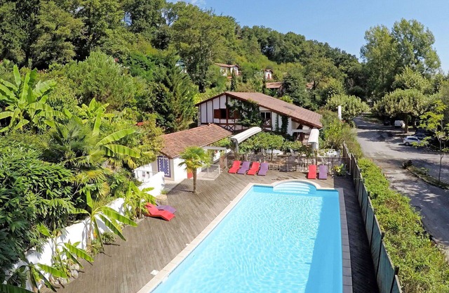 Hermoso apartamento con WIFI, piscina, TV, terraza, mascotas permitida y aparcamiento