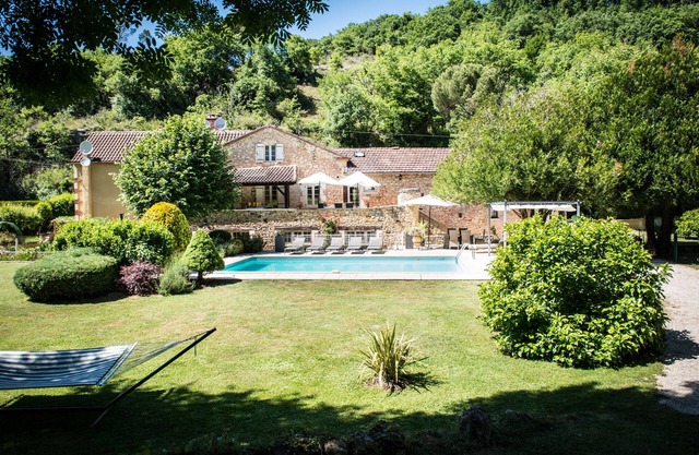 Casa de campo en hermosos terrenos privados con estanque, bosque, leat y piscina