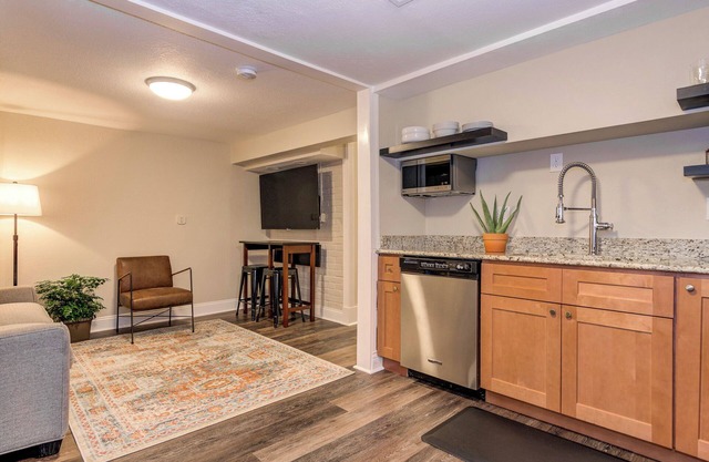 Beautiful, fully-furnished Executive Apt in Historic Districts FALL SPECIAL