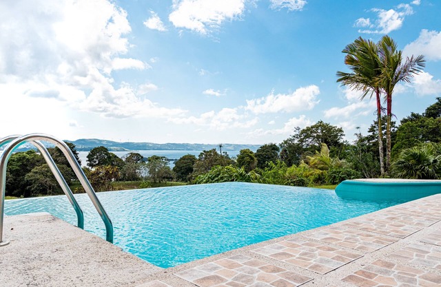 Beautiful fully equipped two story house, close to La Fortuna and surroundings..