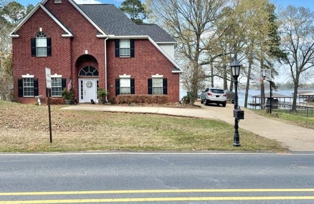 Beautiful fully furnished lakefront house