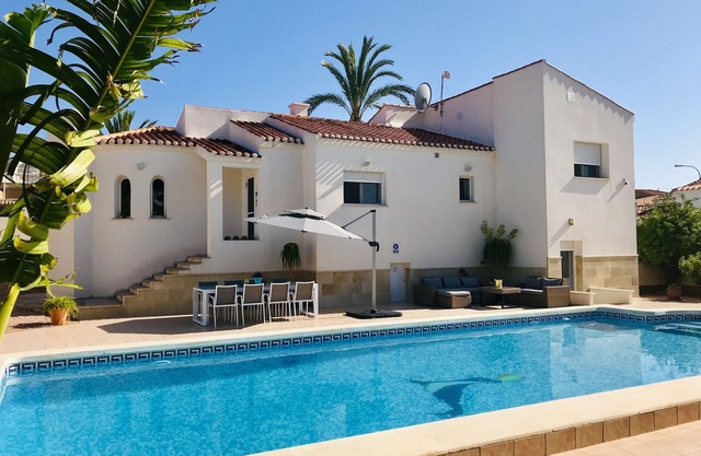 Preciosa villa independiente totalmente reformada con piscina privada.