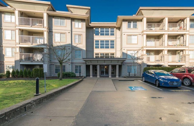 Hermoso condominio completamente amueblado de 2 dormitorios con vistas! (Chilliwack)