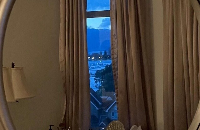 ¡CONSULTE ESTA VISTA! 1 habitación / estudio con dos reinas, 1 baño, (para 2-4)