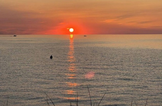 Beautiful garden and Lake Michigan Access Retreat with Private Beach/ Kayak ramp