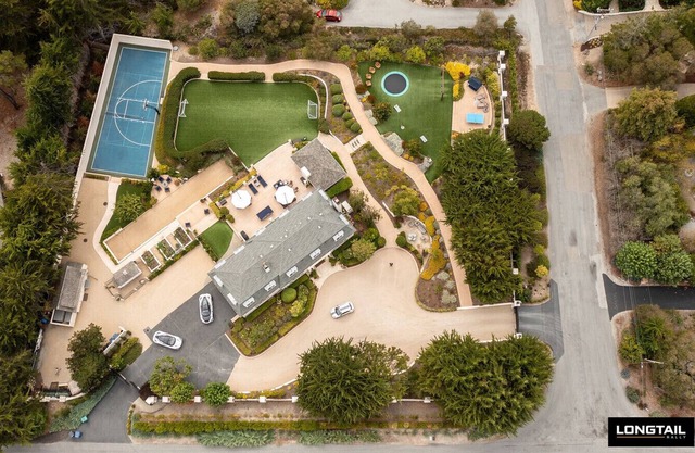 Hermoso acre Gated carmel Estate completamente ajardinado con zona de juegos y bañera de hidromasaje