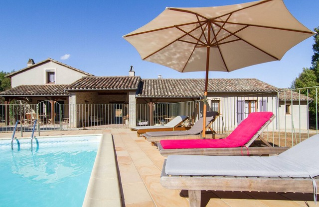 Beautiful gîte with large park and swimming pool