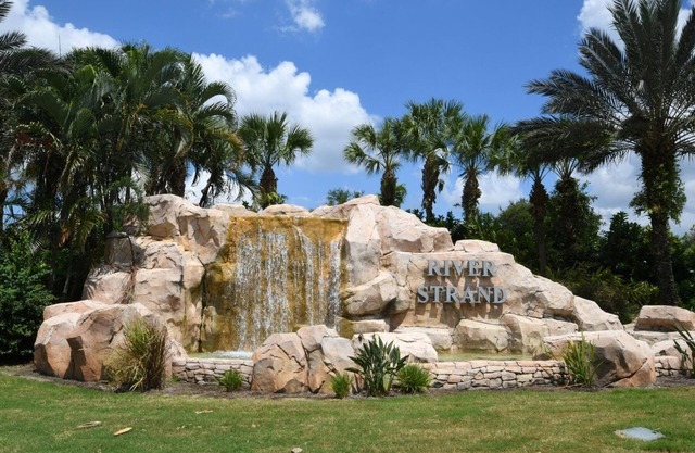 Hermosa comunidad de golf y tenis condominio de 2 dormitorios y 2 baños