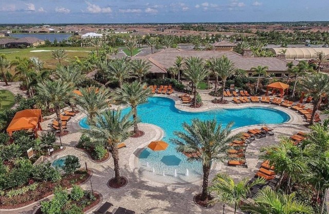 Hermoso campo de golf y condominio con vista al lago en Esplanade Lakewood Ranch