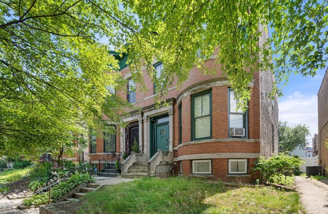 Beautiful Green-Door Brownstone - Entire Apartment