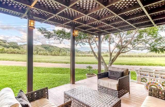 Hermosa casa a nivel del suelo con terraza amueblada, jardines y piscina compartida.
