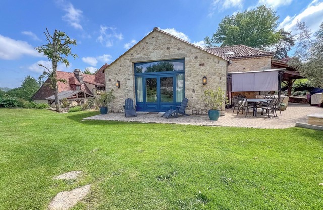 Beautiful guesthouse on the banks of the Dordogne River in a tranquil setting