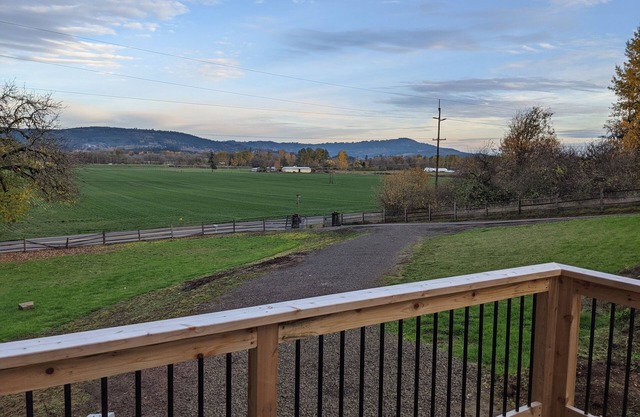 Beautiful Guest House with Views in Heart of Premiere Oregon Wine Country