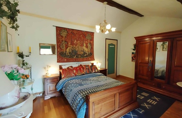 Beautiful guest room, old farmhouse full of character. Nature and countryside.