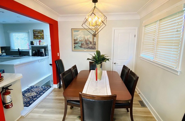 Beautiful house in Niagara Parkway, near hiking and biking trails!