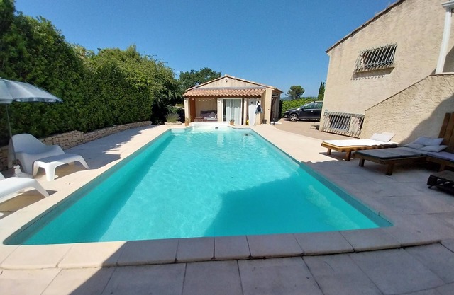 Hermosa casa en un pequeño pueblo provenzal 20 'de Aix.