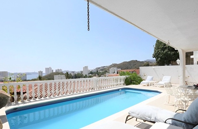 Hermosa casa con alberca y vista a la Bahía
