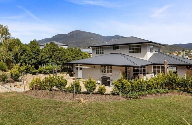 Beautiful Hobart Family Home 4 bed, 5 kms to CBD