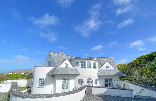 Beautiful holiday home in Constantine Bay, short walk to the beach and golf club