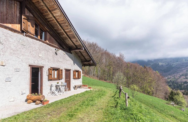 Preciosa casa de vacaciones "Baita Rustica immersa nel verde" con vistas a la montaña