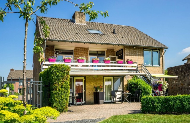 Hermosa casa de vacaciones en Schin op Geul con jardín