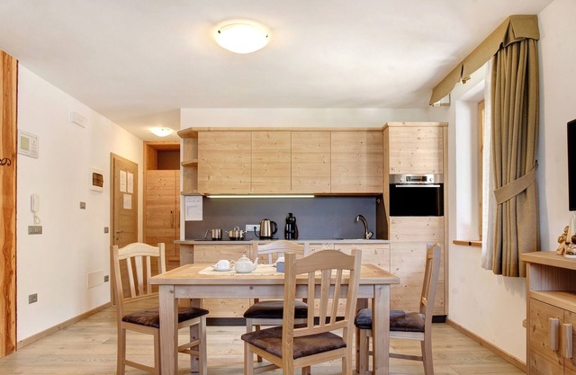 Precioso apartamento vacacional "Appartamento Enrico" con vistas a la montaña, jardín compartido