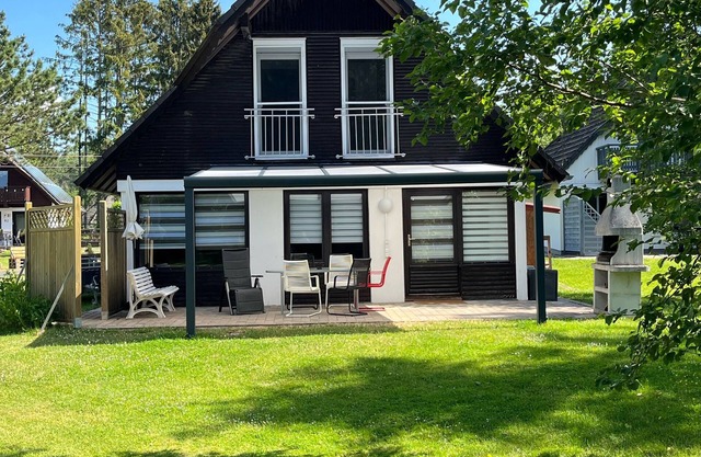 Hermosa casa de vacaciones al borde del bosque en el parque de vacaciones Silbersee: bicicletas para niños Sky
