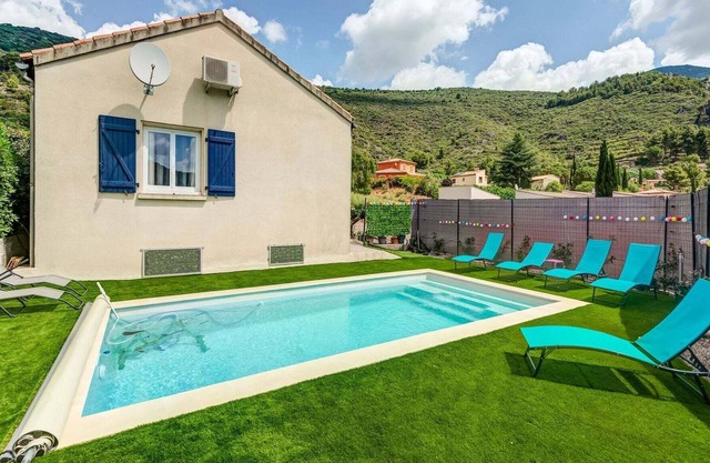 Preciosa casa de vacaciones en Roquebrun con piscina