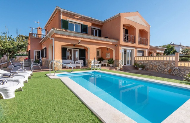 Hermosa casa con piscina, terraza, balcón y Wi-Fi; Estacionamiento disponible; Mascotas permitidas