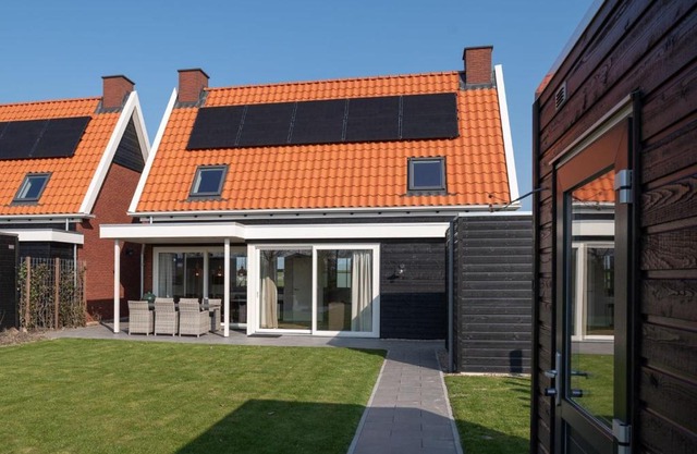 Beautiful holiday home in Colijnsplaat with garden